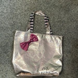 Betsy silver, skull outlines pink dot front with a pink glossy bow. Shop